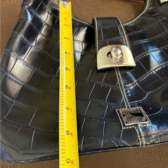Elegant Black Dooney & Bourke Croc-Embossed Shoulder Bag - Picture 10 of 11